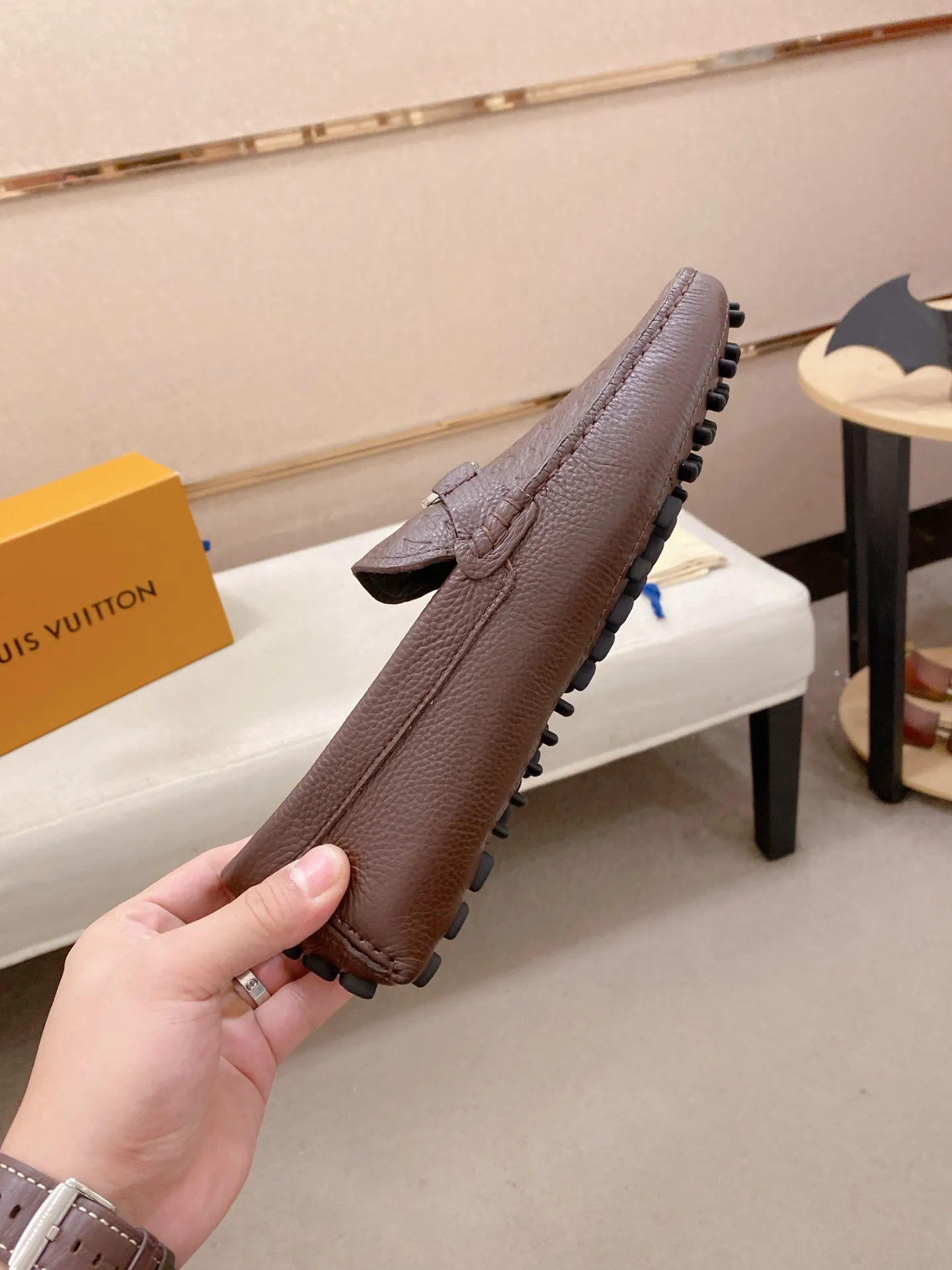 Factory price: 500💰High-end quality! LV 🆕🆕Exclusive hot-selling products in stock🔥🔥New products on the shelves, high-quality Ferragamo men's pea shoes, high-end casual driving shoes, with complete packaging! 💪 💪 Material: imported pebbled first-layer cowhide 🐂 + imported high-quality buffalo leather lining + wear-resistant outsole 👍🏻👍🏻 Features: high-end and comfortable, purely handmade 🚀 🚀 Create the perfect shoe that suits you best 🔥 🔥 Size: (38-44) 45 standard size can be customized!